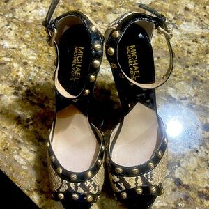 Michael Kors snake skin heels
Classy Platos, pet leather heel trim